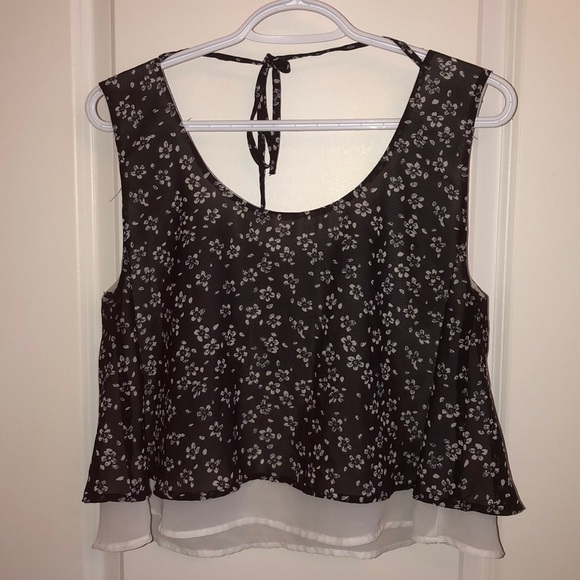 3/$15 Cute Flower Patterned Top 🌺🌺 - Picture 1 of 4